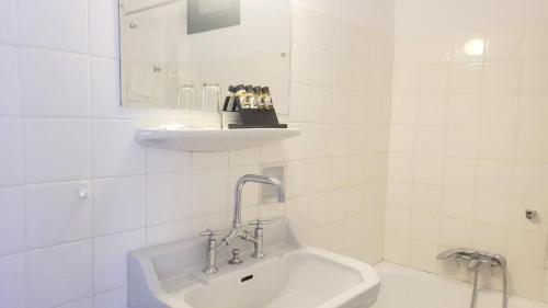 standard_double_with_one_or_two_beds_08
